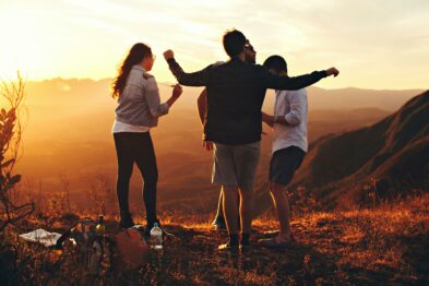 des jeunes gens qui dansent sous un couche de soleil